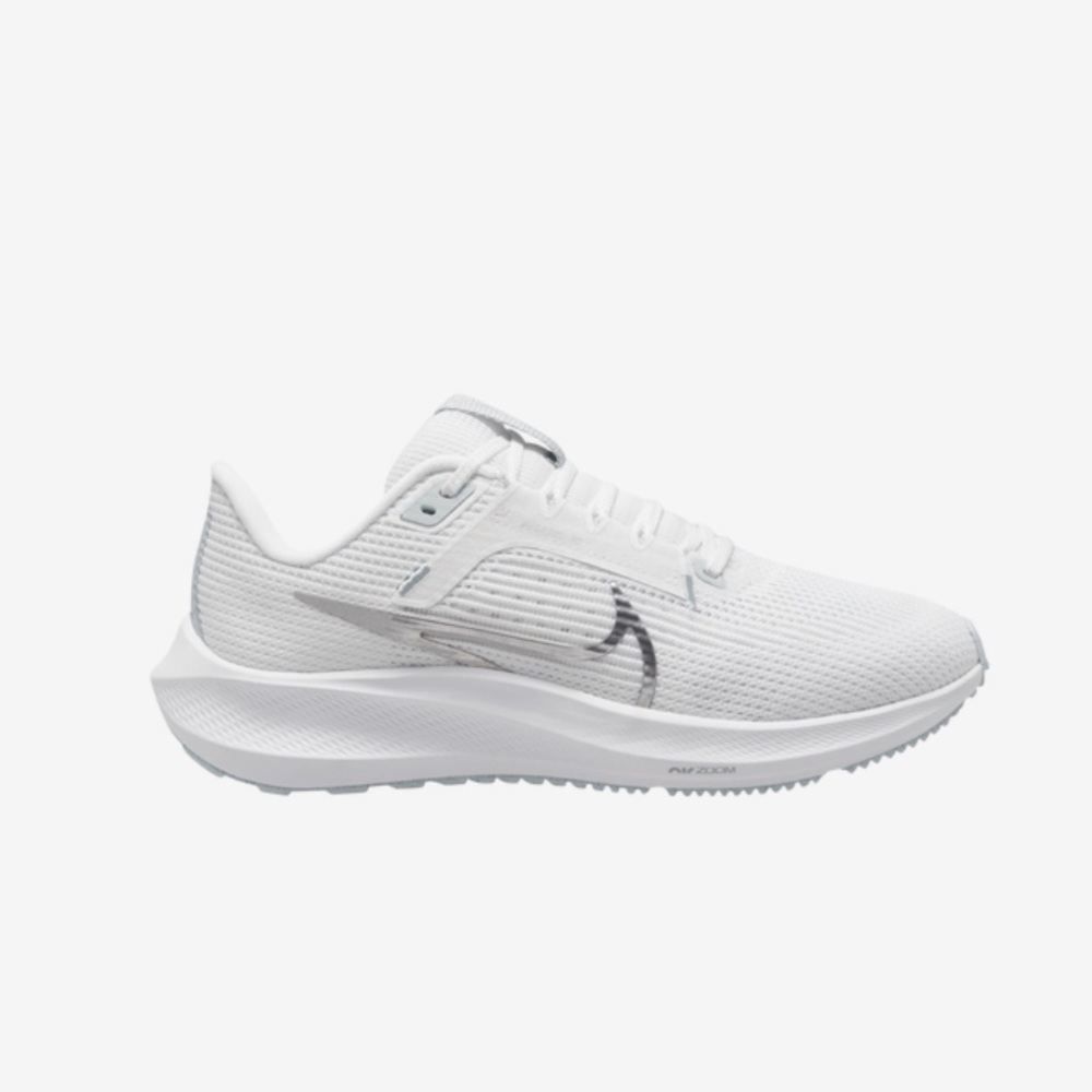 Nike Pegasus Women's White and Gray Sneakers NWOT Sz 6